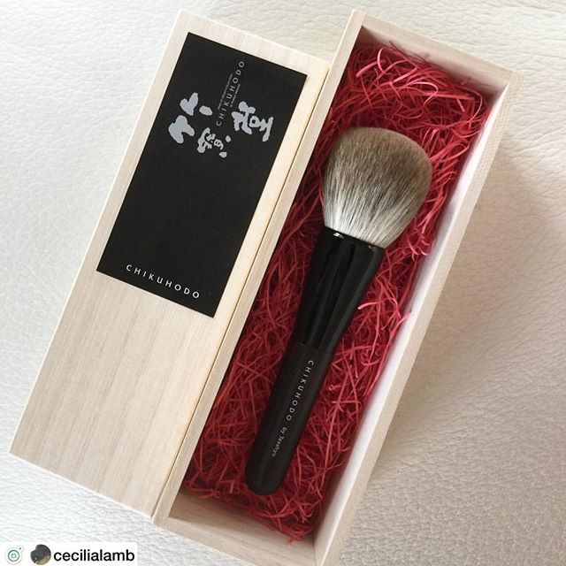 Breathtakingly gorgeous Chikuhodo limited-edition silver fox P-FO Brush (Round 47mm)#chikuhodo #竹宝堂 #TesshyuTakemori #PFO #silverfox #筆司鉄舟 #新感覚 #業界初 #シルバーフォックス #灰リスに匹敵 #50本限定発売 #limitededition #50only #fude #handmade #madeinjapan #japan #japaneseart #ccsbrush #personalized #diptyque #diptyquecandle #candleholder #photophore #collection34 #origami #Anamorphée @fudejapan