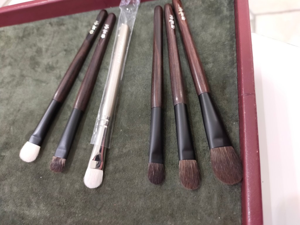 Hakuhodo new kokutan : Kokutan eyeshadow GS (grey squirrel/synthetic)