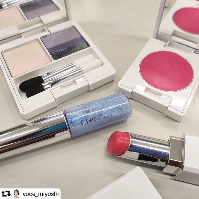 #chicca holiday #repost @voce_miyoshi・・・#CHICCA の #ホリデーメイク 【クリスマスコフレ祭り開催中】11/6発売のCHICCAのホリデーでメイク!ブランド終了ということで、キッカの買い溜めをされる方も多いのでは?クリスマスコレクションもぜひ入手したいところ目のヨリ写真があんまりキレイじゃない、、、ごめんなさい♀️キッカ メスメリック リップスティック EX16ピーチレッド。このほんのり血色がやっぱり可愛い!キッカ スパークリングポットライナー EX04アイスブルーのグリッターラインは、下まぶたキワに。昨年のスパークリングポットライナーも愛用していたのですが、今年の色はよりブルーが強い感じ。白目が綺麗に見えます。キッカ チークルージュタップ EX02スノーマンスマイル。チークにもリップにも使えるクリームカラー。ほんのり青みを帯びたピーチピンクで、今日このチークをめちゃ褒められました!キッカ フローレスグロウ リッドクスチャー アイシャドウ EX13左2色を混ぜて眉下まで広くのせ、右上のパープルをアイホールに、真ん中の濃いパープルを二重幅に、右下のキラキラの濃紺をキワに。この濃紺は下まぶた目尻1/3にも入れて囲み目風に。#voce #vocemagazine #ヴォーチェ #コスメ #コスメマニア #コスメ好きさんと繋がりたい #サーヤコスメ #コスメ好きな人と繋がりたい #おすすめコスメ #2019クリスマスコフレ #クリスマスコフレセット #ホリデーコフレ #クリスマスコフレ速報 #キッカ #キッカロス #メスメリックリップスティック #スパークリングポットライナー #チークルージュタップ