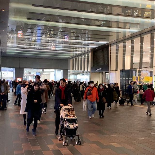Tokyo station is busy.many people come back from home&nbsp;towns.